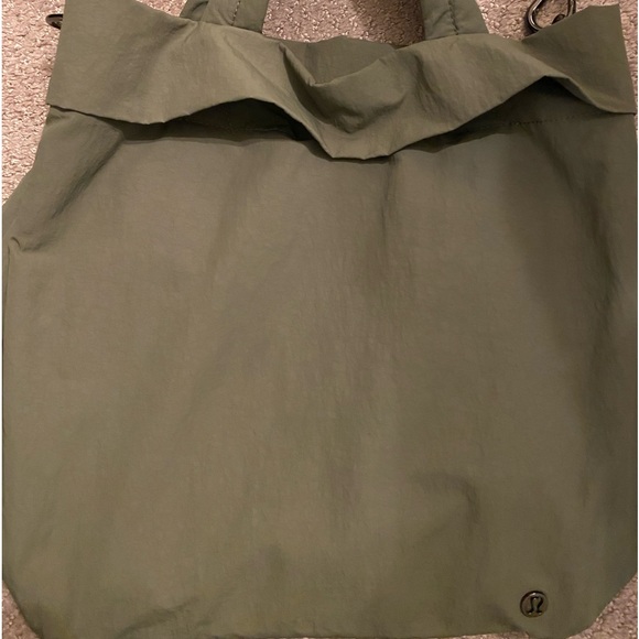 Lulu - On my level tote bag. Army green. Great condition! Have 2 to sell. - Picture 2 of 4